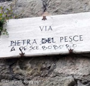Viterbo - Insegna di via Pietra del Pesce imbrattata