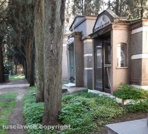 Le erbacce al cimitero