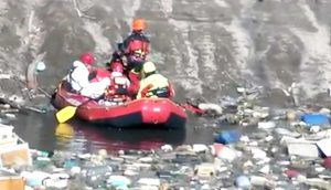 San Felice a Cancello - I vigili del fuoco navigano tra i rifiuti