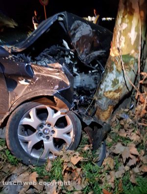 Viterbo - Auto si schianta contro una pianta 