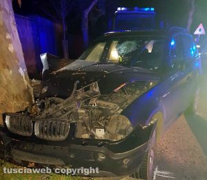 Viterbo - Auto si schianta contro una pianta 