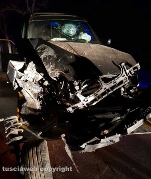 Viterbo - Auto si schianta contro una pianta 