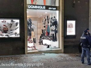 Viterbo - Sfondata vetrina di un negozio a corso Italia