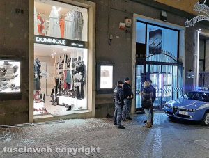 Viterbo - Sfondata vetrina di un negozio a corso Italia