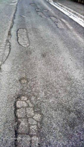 Viterbo - Asfalto rovinato in via Ticino