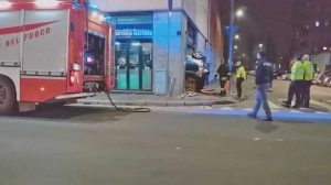 Milano - Auto contro ristorante