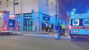 Milano - Auto contro ristorante