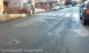 Viterbo - Le condizioni dell'asfalto in via Rossini