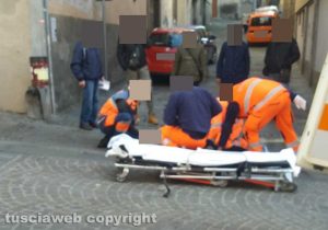 Viterbo - Via Cairoli - Malore in strada per un anziano