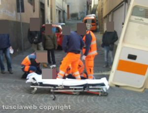 Viterbo - Via Cairoli - Malore in strada per un anziano