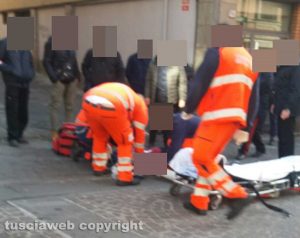 Viterbo - Via Cairoli - Malore in strada per un anziano