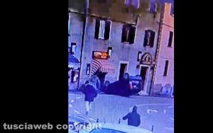 La macchina cappottata di fronte alla pizzeria dalle immagini del video