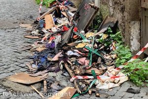 Viterbo - Il materiale bruciato in via dei Mille
