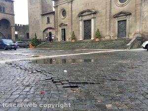 Viterbo - Pavimentazione deformata a piazza San Lorenzo