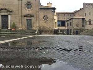 Viterbo - Pavimentazione deformata a piazza San Lorenzo