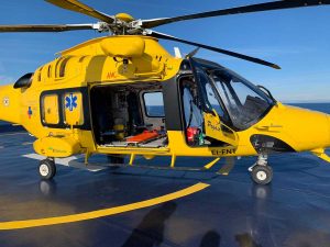 L'eliambulanza Pegaso 33 atterrata su una nave Grimaldi per soccorrere un passeggero