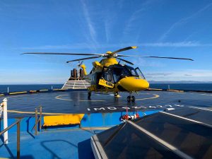 L'eliambulanza Pegaso 33 atterrata su una nave Grimaldi per soccorrere un passeggero