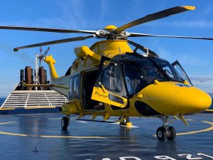 L'eliambulanza Pegaso 33 atterrata su una nave Grimaldi per soccorrere un passeggero