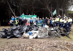 Partecipanti alla pulizia della spiaggia di Tarquinia