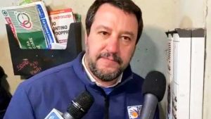 Bologna - Matteo Salvini citofona a casa di un presunto spacciatore