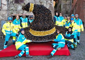 Sutri - I volontari della Misericordia posano al Caffeina Christmas village