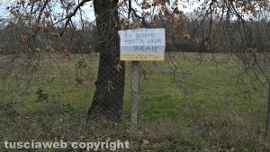Montefiascone - Un precedente cartello di protesta in località Castellaccio 
