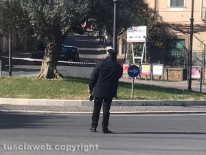 Tuscania – Camion perde acido nella rotatoria