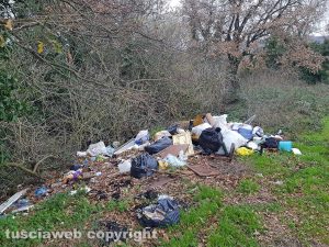 Viterbo - I rifiuti abbandonati sulla Commenda