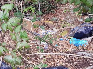 Viterbo - I rifiuti abbandonati sulla Commenda