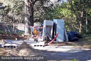Viterbo - Immondizia in un condominio Ater a Roccalvecce