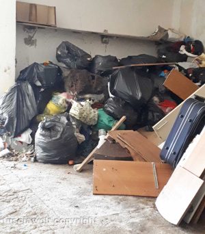 Viterbo - Immondizia in un condominio Ater a Roccalvecce