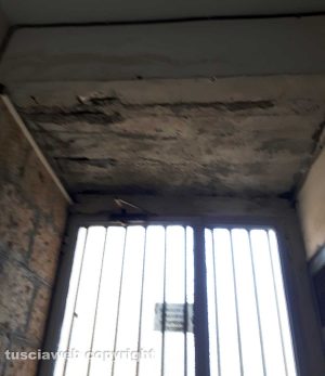 Roccalvecce - Intonaco ammalorato nel palazzo Ater