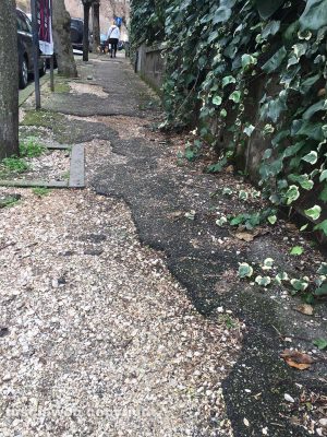 Caratteristici marciapiedi di via Montegrappa
