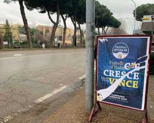 I cartelli di Fratelli d'Italia strappati 