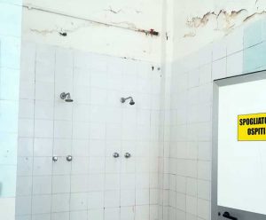 Orte - Degrado negli spogliatoi del palazzetto comunale