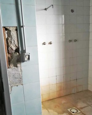 Orte - Degrado negli spogliatoi del palazzetto comunale