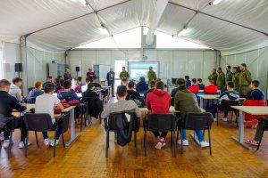 Viterbo - Gli studenti del Da Vinci a lezione nell'hangar dell'Aves