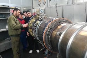 Viterbo - Gli studenti del Da Vinci a lezione nell'hangar dell'Aves