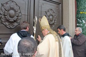 Viterbo - L'apertura della porta santa della Madonna Liberatrice