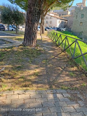 Viterbo - Piazza Martiri d’Ungheria - Marciapiedi impraticabile