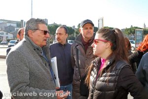 Viterbo - Mercato del sabato - Vincenzo Peparello, Giancarlo Bandini e Chiara Frontini al sit-in degli ambulanti
