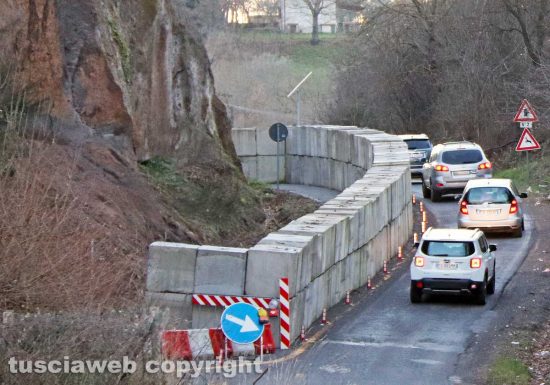 Viterbo - Frana in strada Acquabianca - La circolazione a senso unico alternato