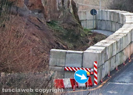 Viterbo - Frana in strada Acquabianca - La circolazione a senso unico alternato
