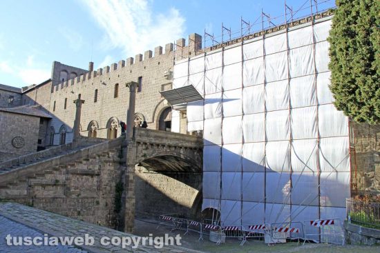 Viterbo - I lavori di messa in sicurezza della loggia di Palazzo dei papi