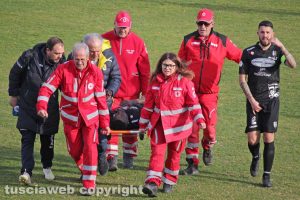 Sport - Calcio - Viterbese - Emmanuel Besea portato fuori in barella