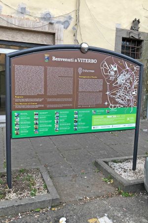 Viterbo - Il cartellone a Bagnaia che impedisce il passaggio sul marciapiede