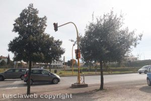Viterbo - Semaforo fuori uso davanti al cimitero San Lazzaro