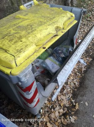 Cassonetto distrutto all'isola di prossimità in strada Roncone