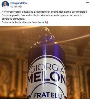 Il post di Giorgia Meloni sulle borracce distribuite da FdI in consiglio 