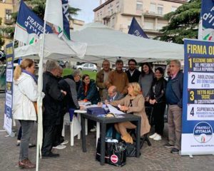 Un gazebo di Fratelli d'Italia